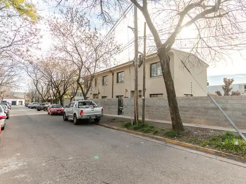 Luminosa casa en venta con gran jardín y piscina a estrenar ubicada en Beccar, San Isidro.
