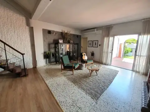Casa en pleno centro de la ciudad! Amplio jardín y pileta!  Matanza e/ Sarmiento y Congreso - V...