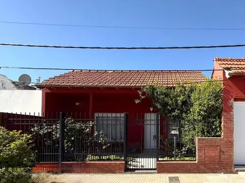 CASA CON PATIO APTA CREDITO !!