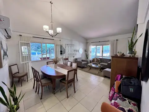 Casa 5 ambientes con 2 baños