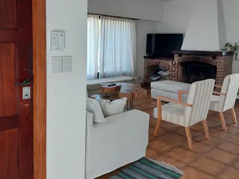 Casa en Alquiler con 1 cochera