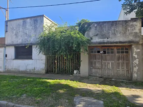 517 bis y 6 bis - Casa a refacionar de 2 dormitorios y fondo -