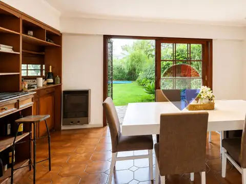 Casa 4 ambientes con 2 baños