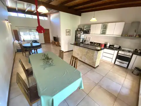 Casa en Venta con 2 cocheras