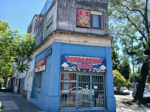 Locales en esquina con PH en planta alta  mejor ubicación de Paternal