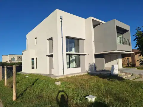 Casa en Venta en Guillermo E Hudson, USD 398.000