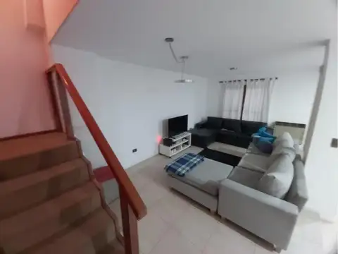 Casa en Alquiler con 2 cocheras