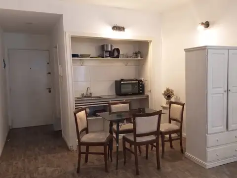 Centro (Reconquista 870 y Paraguay). Venta Monoambiente amueblado al frente. 25 m2