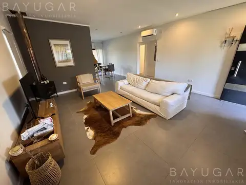 Casa en Venta con 3 cocheras