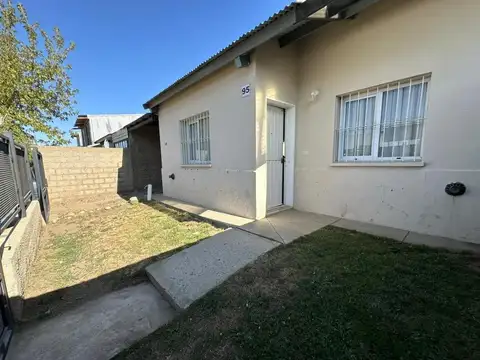 CASA APTA CREDITO 3 AMB CON JARDIN PARQUIZADO