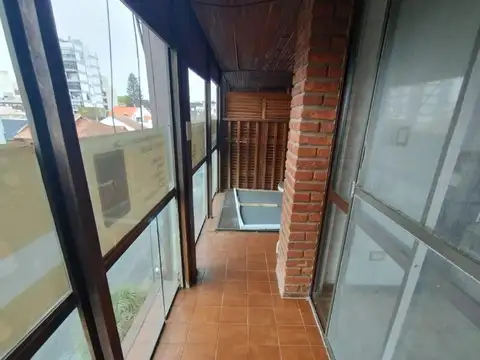 VENTA. DEPARTAMENTO 4 AMBIENTES CON DEPENDENCIA Y COCHERA.