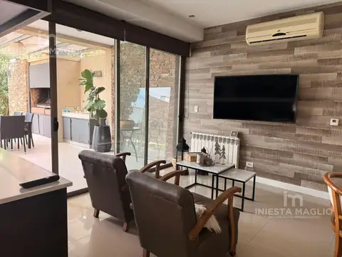 Casa en Venta con 3 cocheras