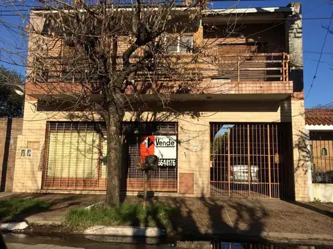 Amplia casa, con local al frente