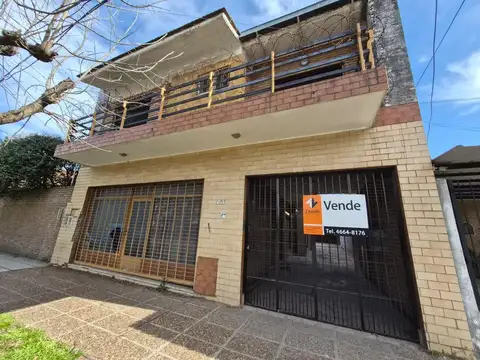Amplia casa, con local al frente
