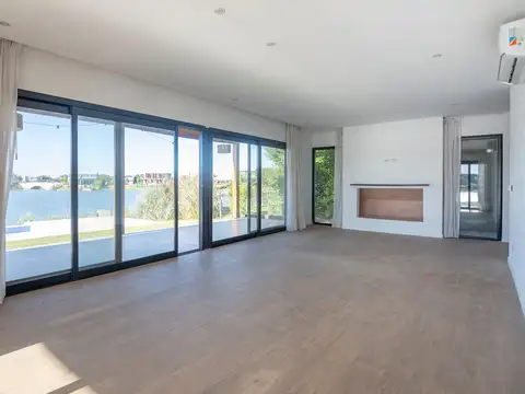 Casa en Alquiler con 2 cocheras