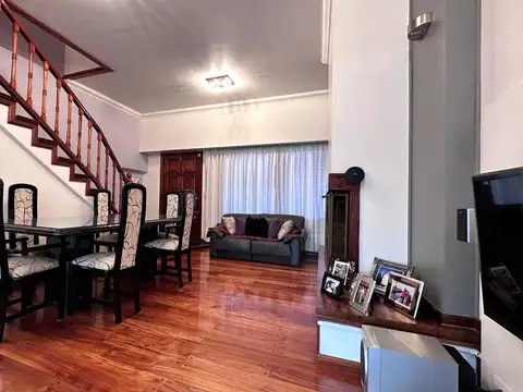 Casa en Venta con 3 cocheras