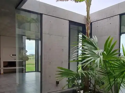 Casa 6 ambientes con 4 baños