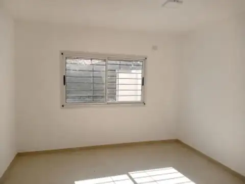 ALQUILER - CASA 3 AMBIENTES CON PATIO ITUZAINGO