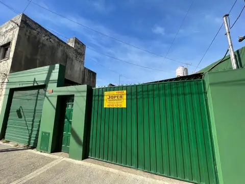 EXCELENTE UBICACION. LOTE PROPIO CON VIVIENDA DE 2 DORMITORIOS. COCHERAS.