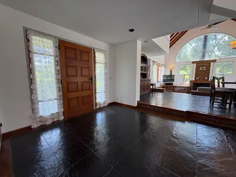 Casa en Alquiler con 2 cocheras