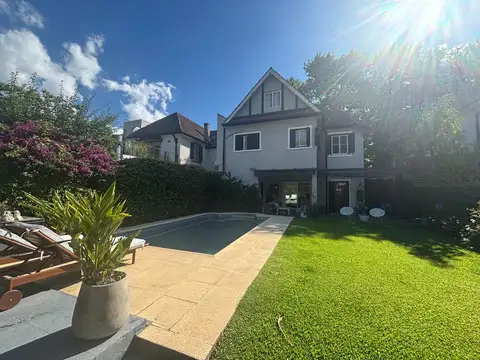 Casa en Venta con 2 cocheras