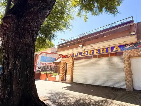 LOCAL FRENTE CEMENTERIO DE CHACARITA SOBRE AV. JORGE NEWBRY