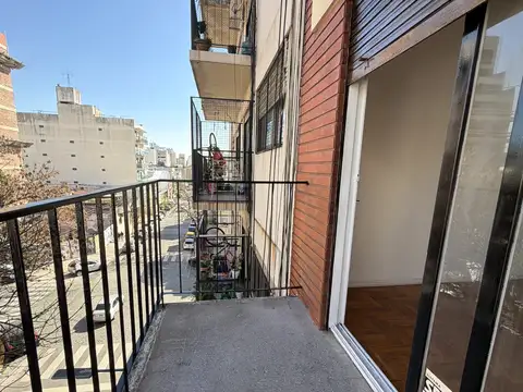2 ambientes amplios al frente con balcon