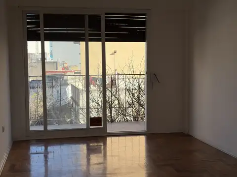 2 ambientes amplios al frente con balcon