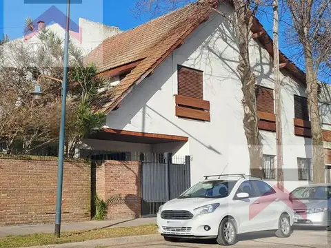 Casa en esquina con 3 dormitorios, gran playroom y cochera para 3 autos en  Beccar