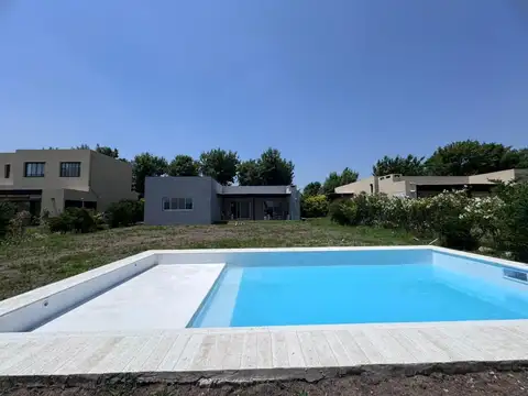 Venta de casa en una planta con pileta lote interno - SANTA GUADALUPE PILAR DEL ESTE