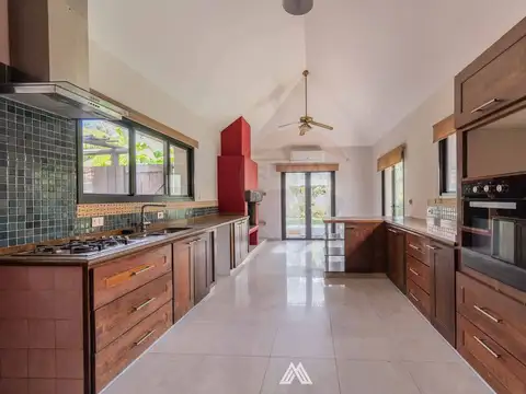 Casa en Alquiler con 1 cochera