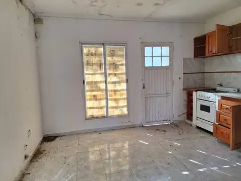 Casa en venta a refaccionar, en barrio semi abierto