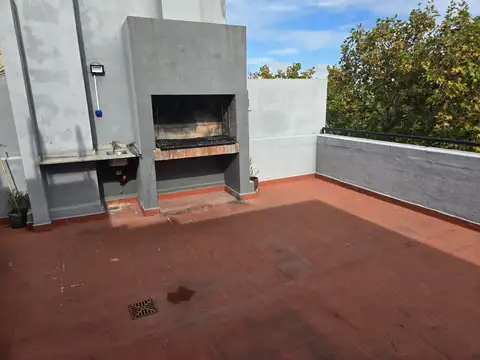 DOS AMPLIOS AMBIENTES, CATEGORÍA, PATIO, COCHERA