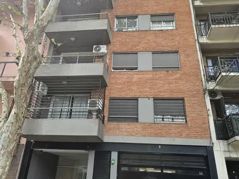 DOS AMPLIOS AMBIENTES, CATEGORÍA, PATIO, COCHERA