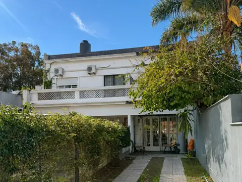VENTA CASA 5 DORMITORIOS CON JARDIN EN PUNTA GORDA