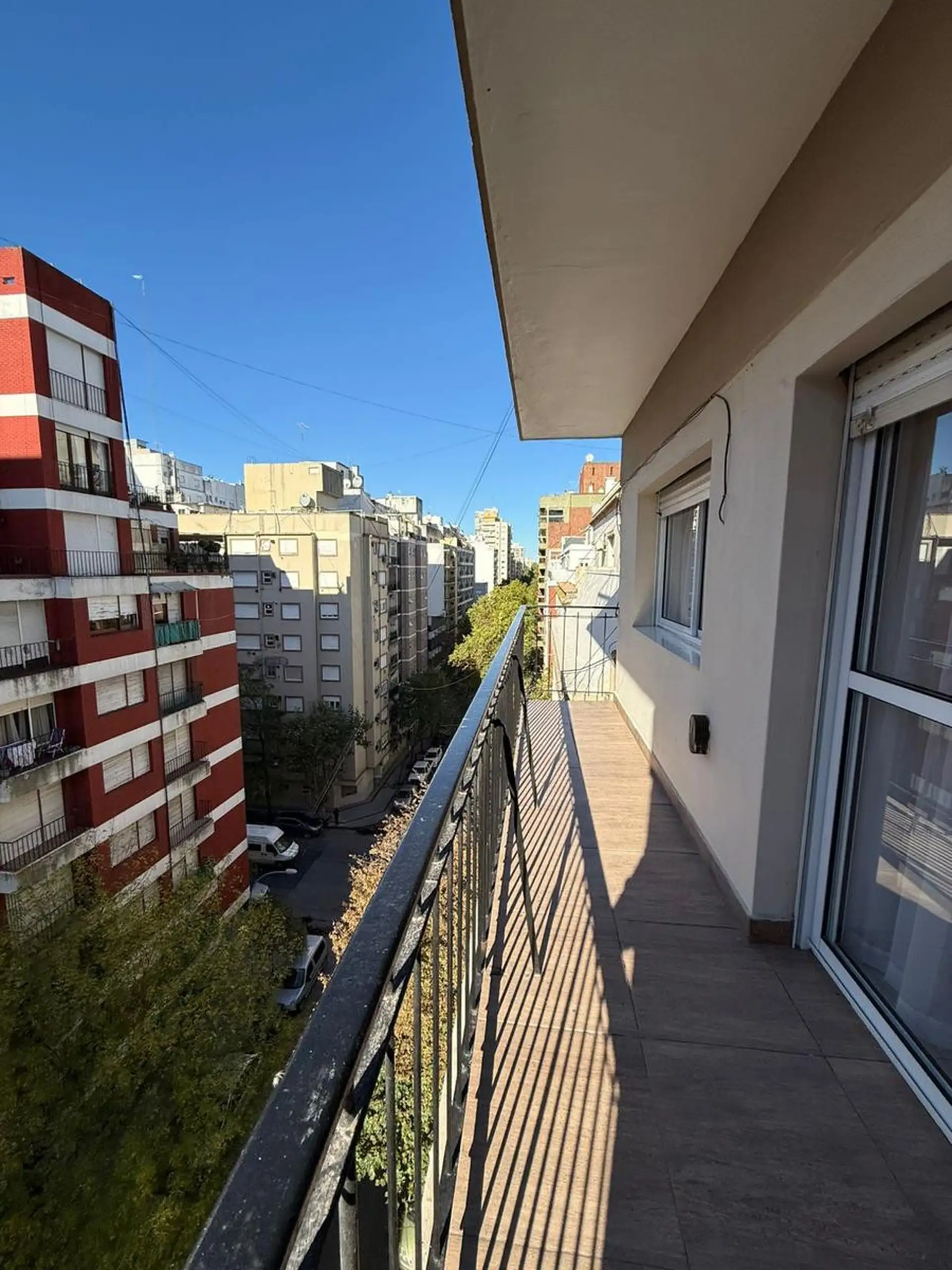 Departamento 3 ambientes con balcón corrido reciclado y amoblado