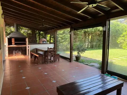 VENTA CASA BARRIO GALÁPAGOS CON JARDÍN 7 AMBIENTES