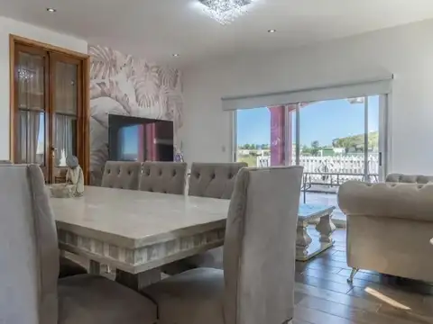 Casa en Alquiler con 2 cocheras