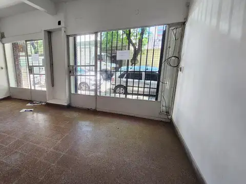 Local Comercial a la calle doble vidriera en venta San Cristobal