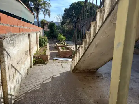 Casa con Locales Sobre Av. Savio