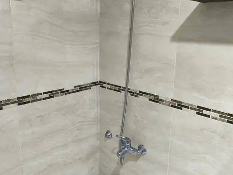 DEPARTAMENTO 1 AMBIENTE CON BALCÓN Y VISTA AL CONTRAFRENTE. AV. MITRE 1660 PISO 4 "C" AVELLANEDA