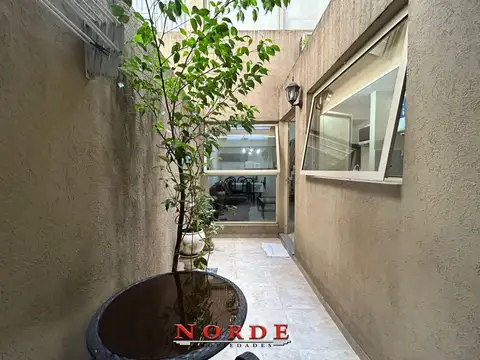 VENTA • FLORES • DOS AMBIENTES • PATIO •