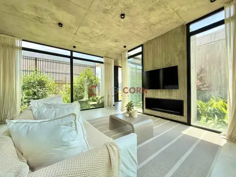 Casa en Venta con 3 cocheras