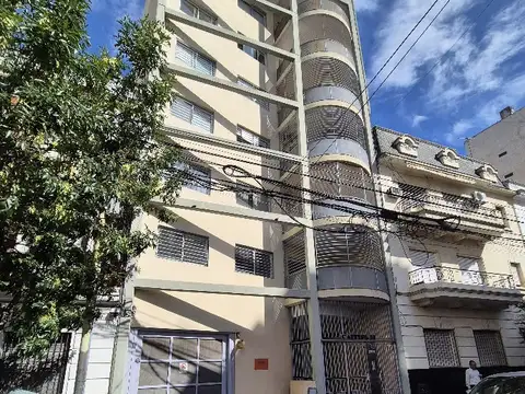 Semipiso de 4 Amb con Dep., Patio y Cochera