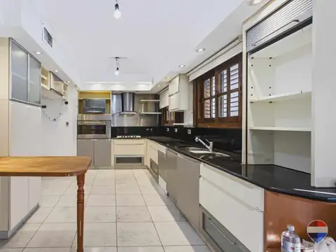 Casa 8 ambientes con 3 baños