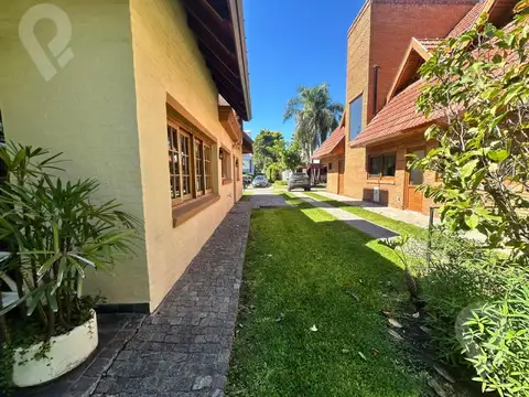 Casa en Alquiler con 4 cocheras