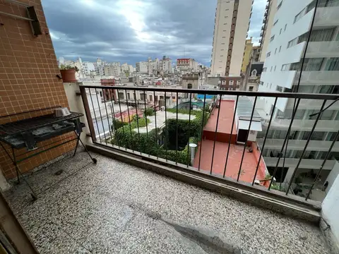 Av. Independencia al 400, esquina Defensa.