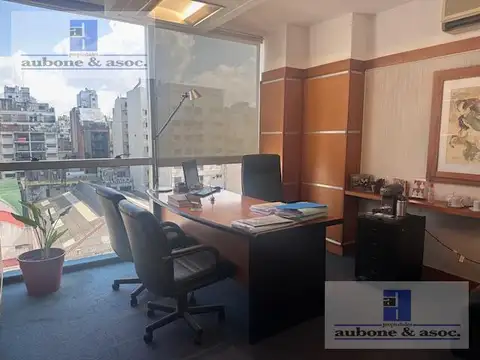 Oficina de buena categoría con cochera