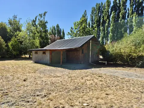 Cabaña dos ambientes, con cochera y amplio jardín libre, ubicada en precioso entorno natural.