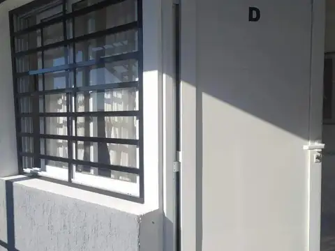 DEPARTAMENTO CON BALCÓN EN BARRIO SAN MARTÍN DESOCUPADO